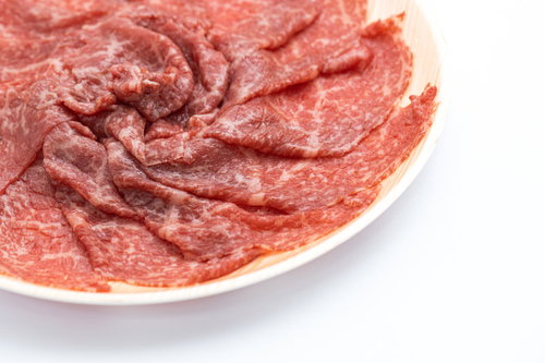 スーパーで買った霜降り肉（しゃぶしゃぶ用）を白い皿に盛った