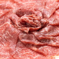 赤身と脂身のロース肉とバラ肉の盛り合わせアップの写真
