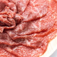 少しだけ霜降りが入った牛モモ肉の薄切りの写真