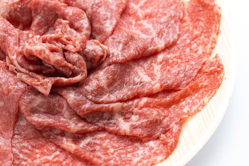 少しだけ霜降りが入った牛モモ肉の薄切り