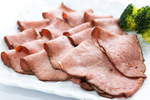 白い皿に盛り付けたローストビーフとブロッコリー