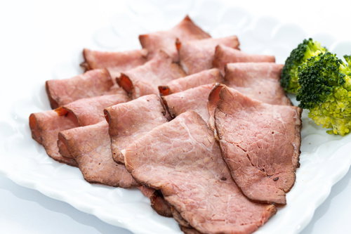 白い皿に盛り付けたローストビーフともも肉のステーキ