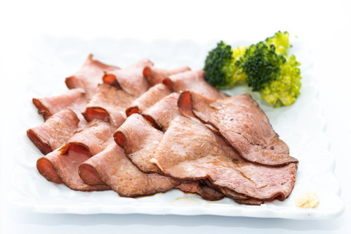 タレがかかった薄切りローストビーフとブロッコリーの盛り付け