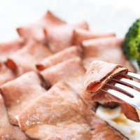 いい肉のローストビーフをフォークで食べるの写真