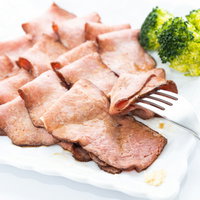 薄切りローストビーフとブロッコリーを食べるの写真