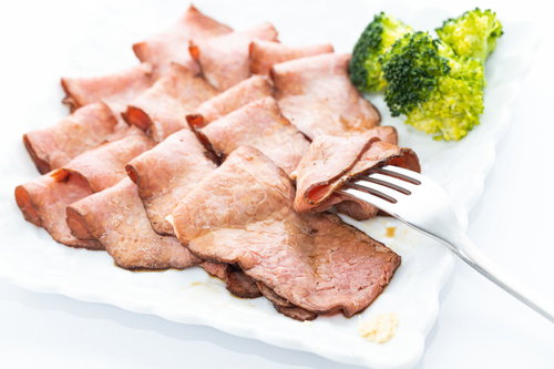 薄切りローストビーフとブロッコリーを食べる