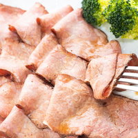 夕食はローストビーフ、フォークで切り分けるの写真