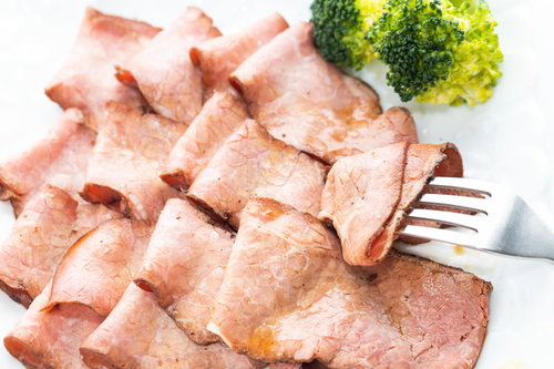 夕食はローストビーフ、フォークで切り分ける