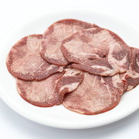 いい肉の牛タン一人前を白い皿に盛り付けたスライス生肉の写真