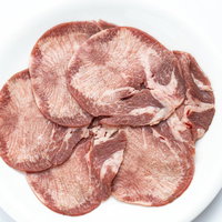 白い皿に盛られた牛タン一人前の焼肉の写真