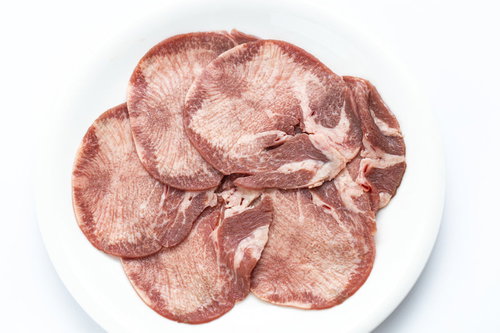 白い皿に盛られた牛タン一人前の焼肉