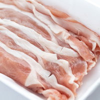 しゃぶしゃぶ用の薄切り豚ロース肉の食材の写真