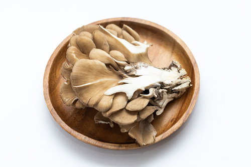 木製の皿に盛られた白いえのき茸の食材