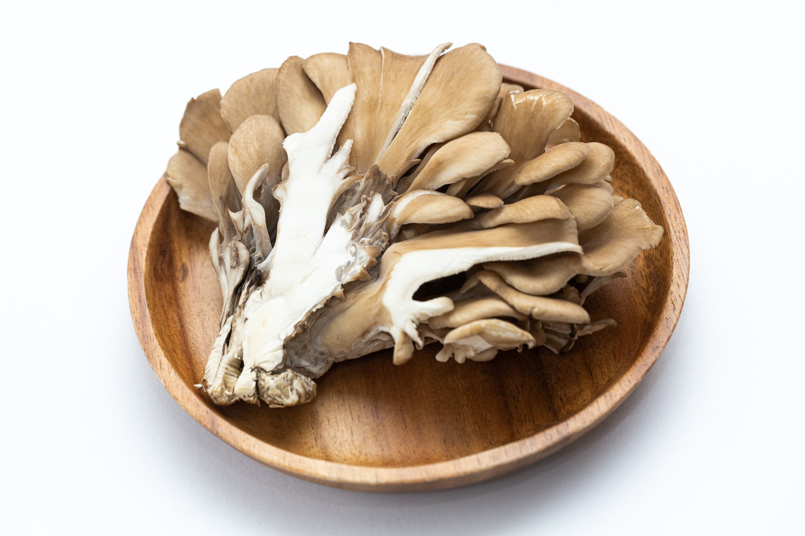木製の丸皿に新鮮なえのき茸が盛られている様子