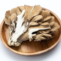 木製の皿に盛られたえのき茸の新鮮な食材の写真