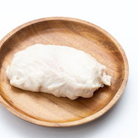 木皿に盛られたサラダチキン（鶏胸肉）のヘルシープレートの写真