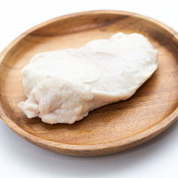 木のお皿に盛り付けたサラダチキンの鶏胸肉の写真
