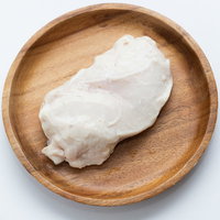 木製の皿に盛られた鶏むね肉のサラダチキンの写真