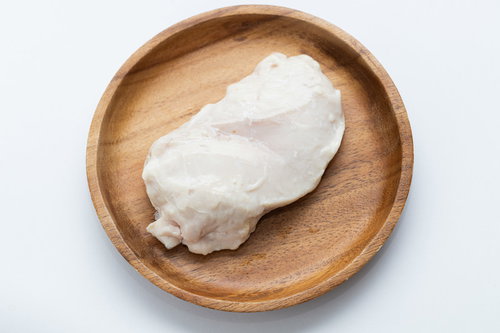 木製の皿に盛られた鶏むね肉のサラダチキン