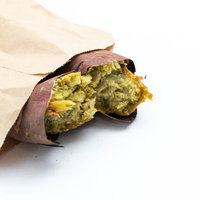 紙袋から取り出した、ホクホク感のない乾燥した焼き芋の写真