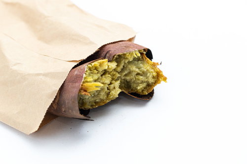 紙袋から取り出した、ホクホク感のない乾燥した焼き芋