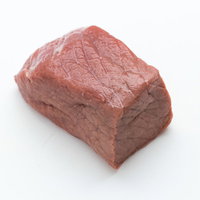 ブロック状の牛肉塊を俯瞰から斜め向きで撮影の写真