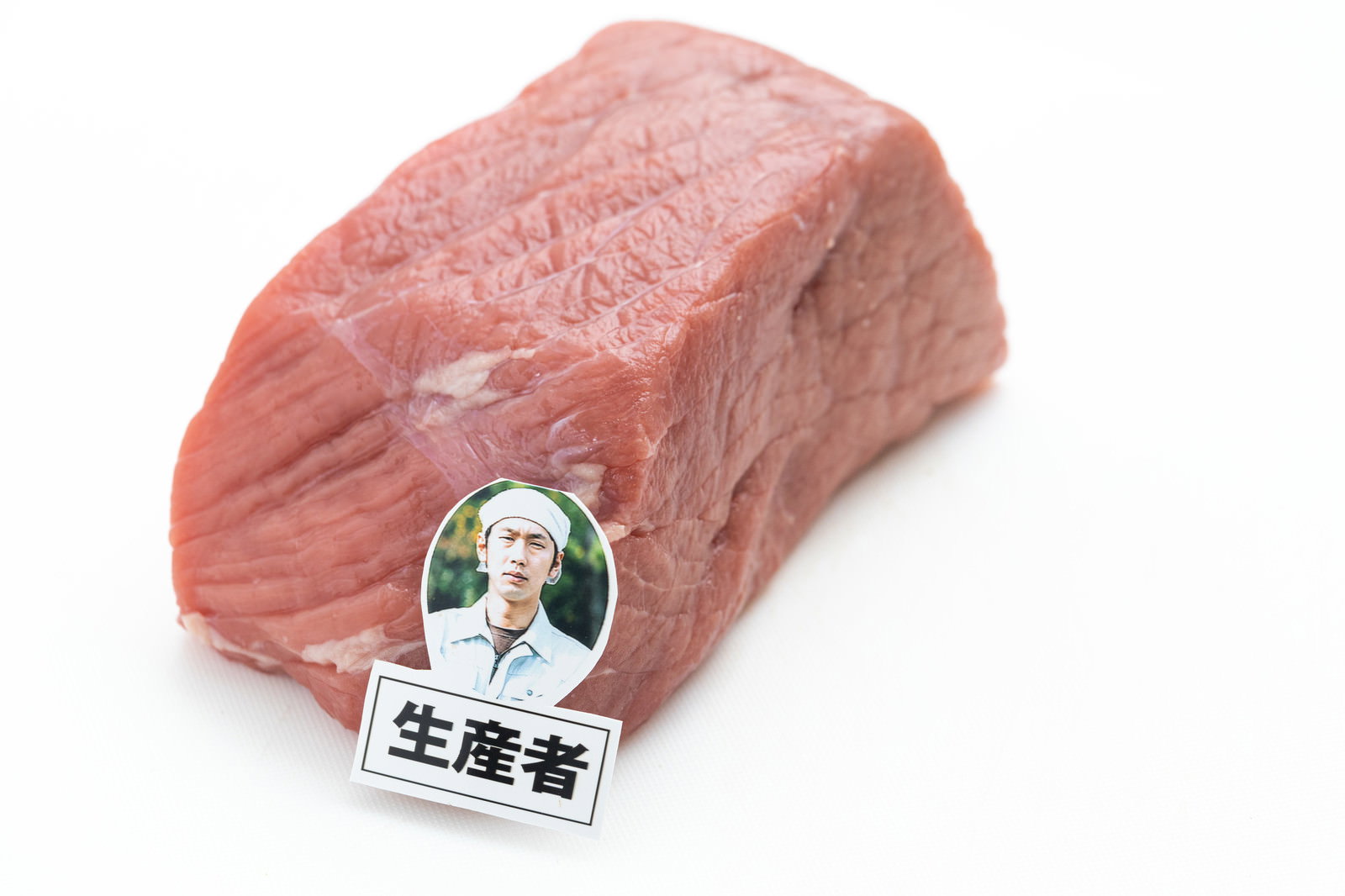 生産者ラベルが付いた新鮮な赤身の牛もも肉ブロック［モデル：大川竜弥］