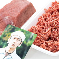 白いトレーの合挽肉ミンチ肉と生産者の顔の写真