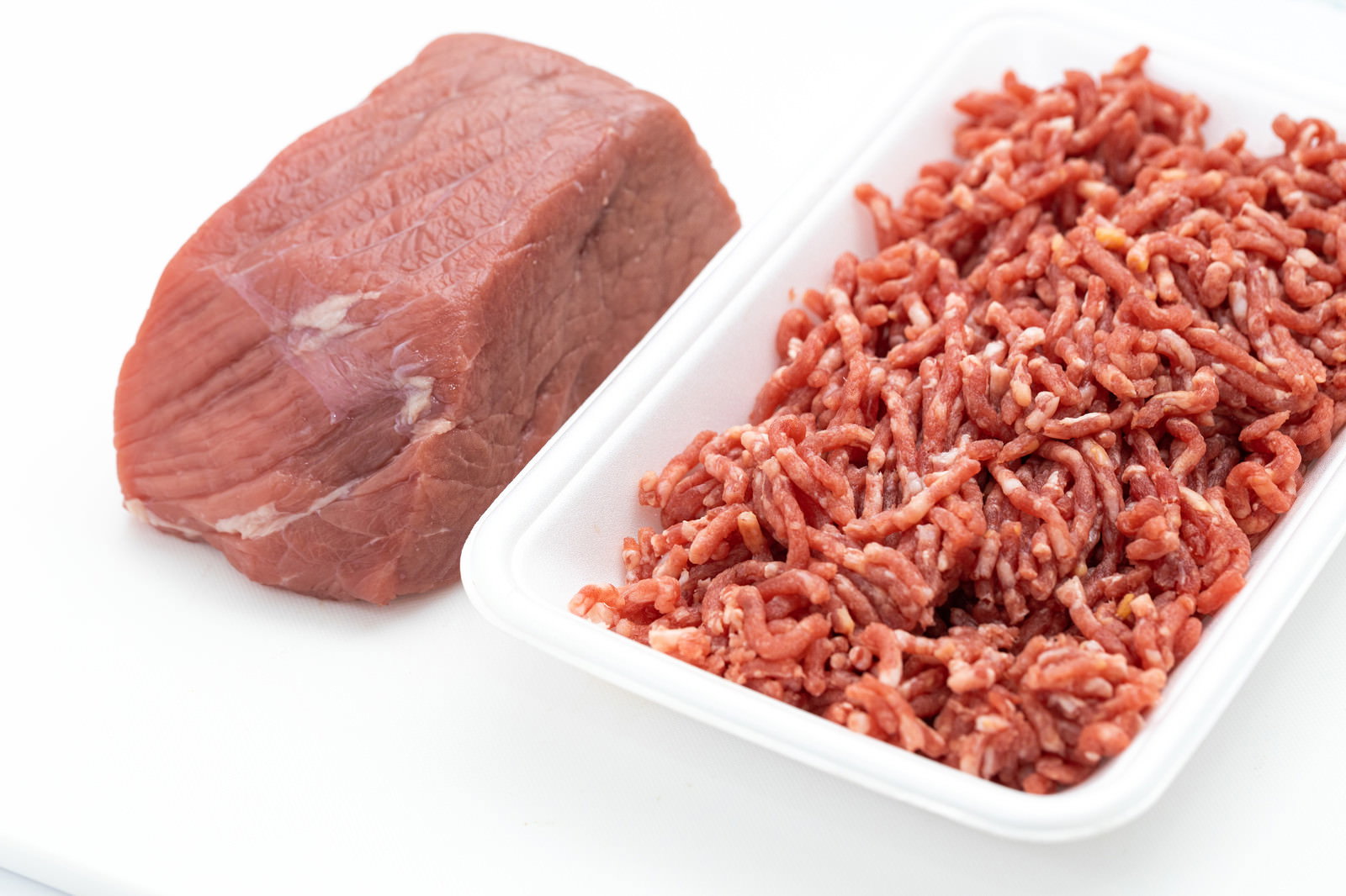白いトレーに盛られた挽肉と牛肉のブロック