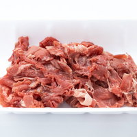 白いトレーに盛られた横向き上から見た細切れ肉の写真