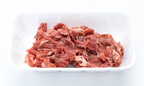 白いトレーに盛られた横向き上から見た細切れ肉