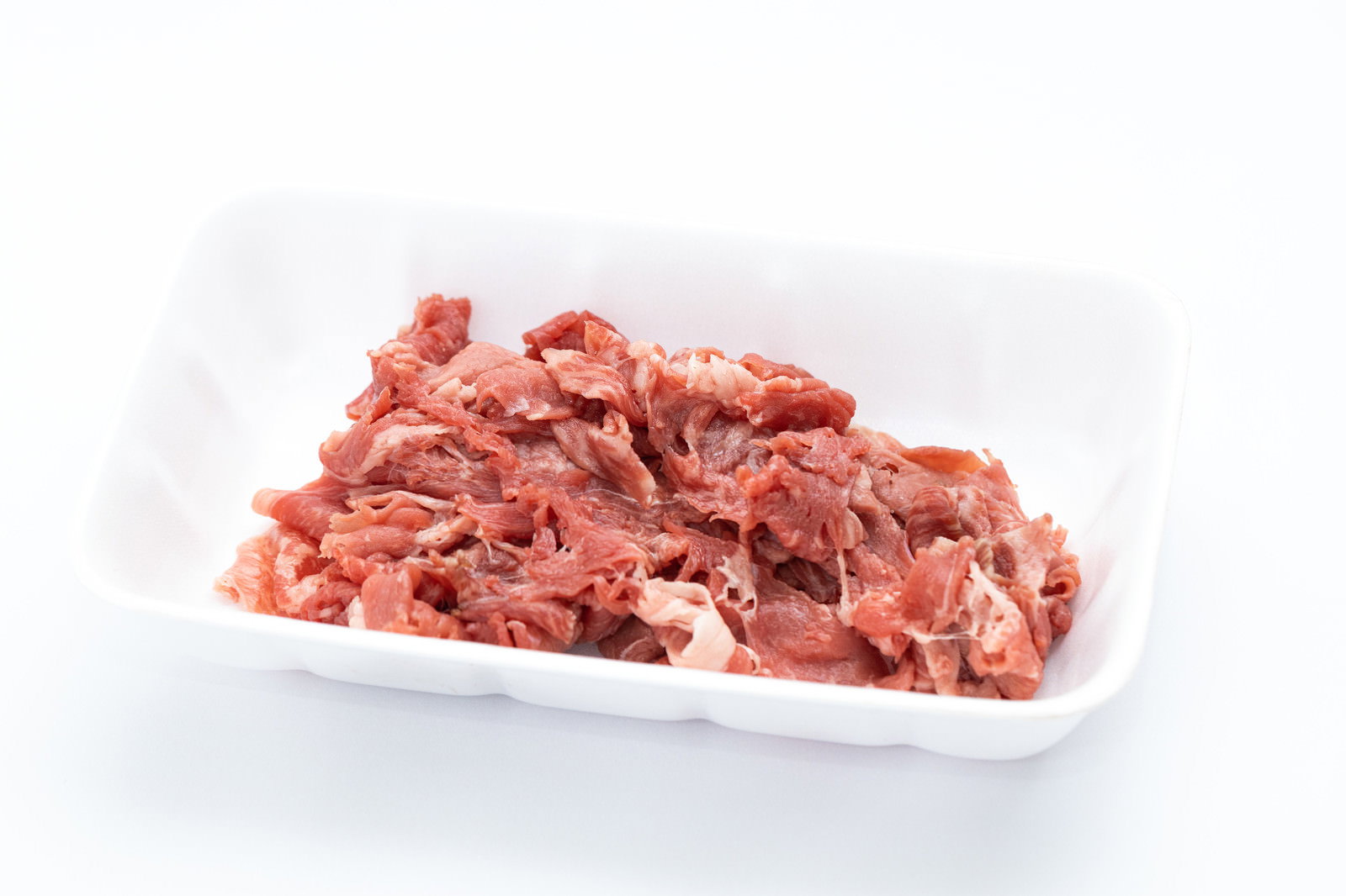 白いトレーに盛られた細切れの生牛肉