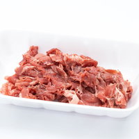 白いトレーに盛られた細切れの生肉、新鮮な赤身牛肉の写真