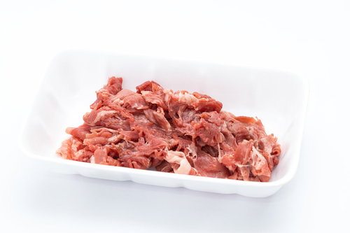 白いトレーに盛られた細切れの生肉、新鮮な赤身牛肉