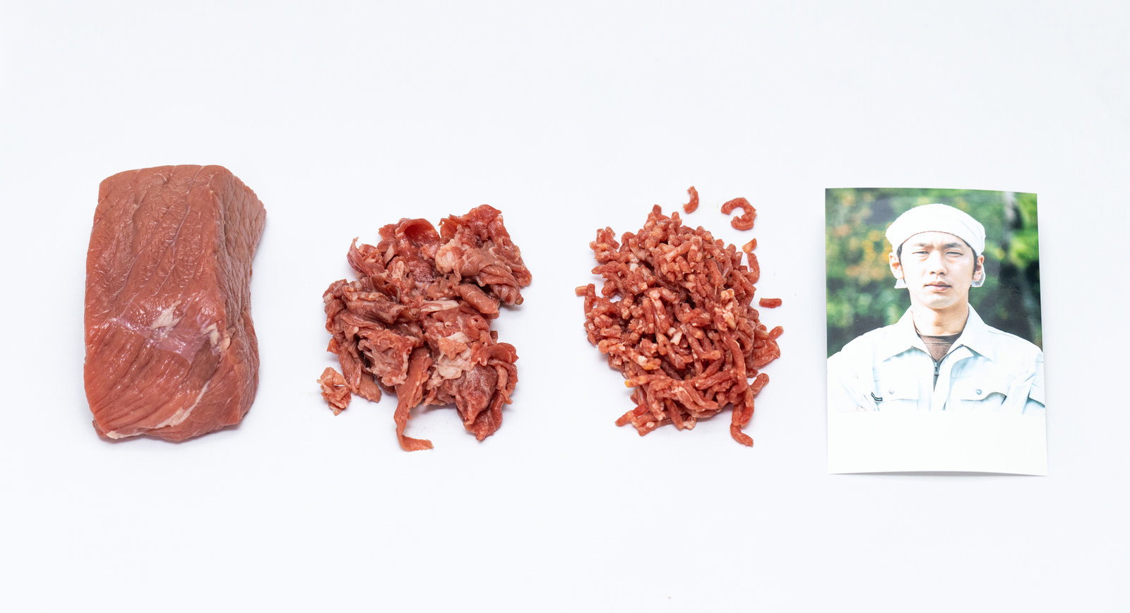白い背景にブロック肉、細切れ肉、挽肉と生産者の顔写真が並んでいる［モデル：大川竜弥］