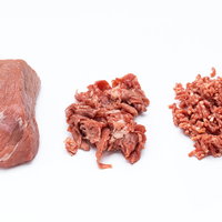 牛のブロック肉からミンチ肉への加工段階を示した食肉処理工程の写真