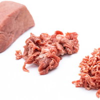 新鮮な和牛のブロックとミンチ肉の肉盛り合わせの写真