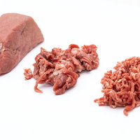 ブロックの塊肉と細切れ肉とミンチの3種類の写真