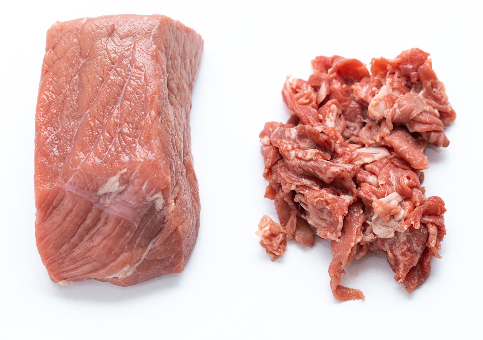 白い背景に並べられたブロック肉とバラ肉