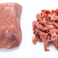 ブロック肉とバラ肉の横並び整列、塊肉と細切れの食材比較の写真