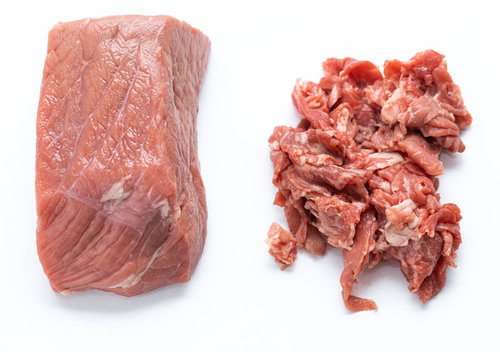 ブロック肉とバラ肉の横並び整列、塊肉と細切れの食材比較