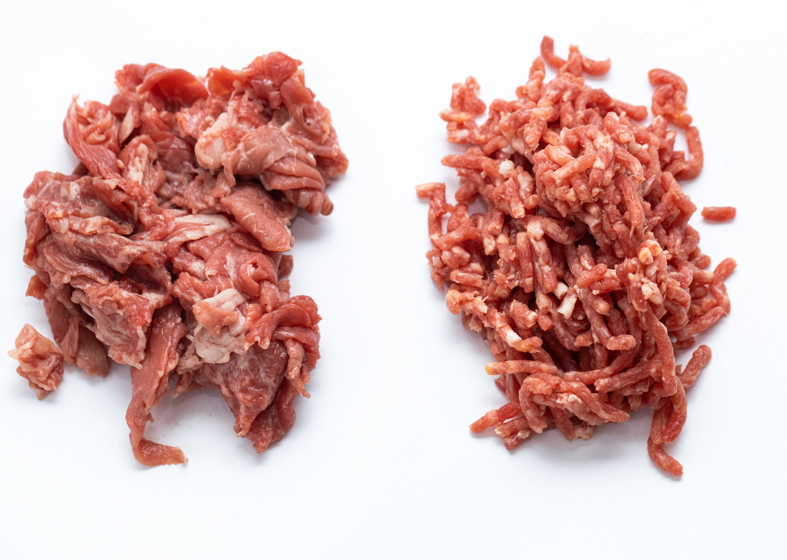 白い背景に並べられたこまぎれ肉とひき肉の比較写真