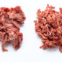 こまぎれ肉とミンチの形状・質感を比較した生肉の写真