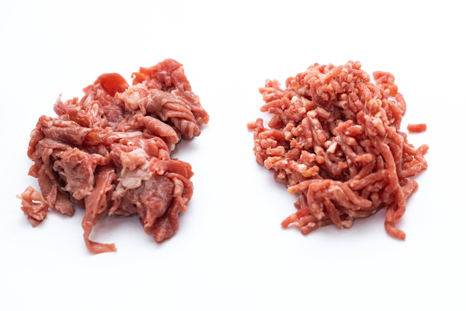 白い背景に置かれた細切れ肉とひき肉