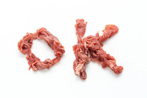 牛肉の細切れ肉で表現したお肉くん（OKサイン）