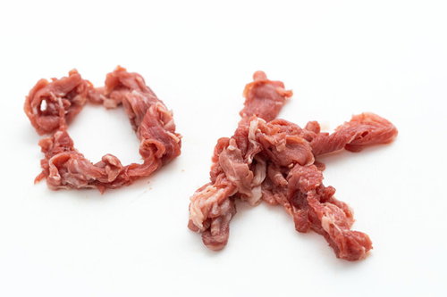 生肉で作ったOKサイン「おけまる（肉）」