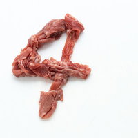 生肉で構成された数字の「4」 牛肉細切れを使った食品デザインの写真