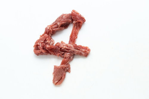 生肉で構成された数字の「4」 牛肉細切れを使った食品デザイン