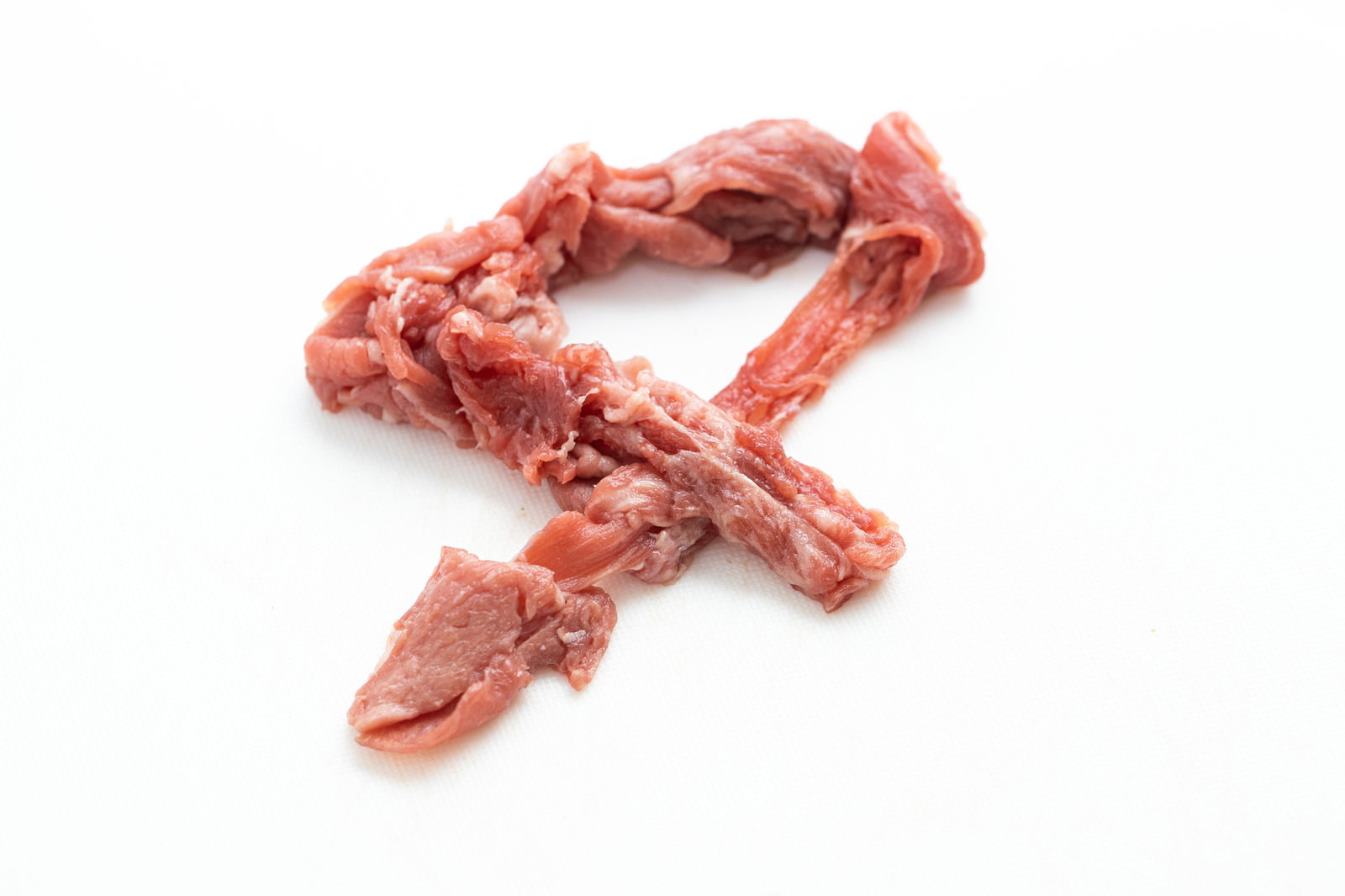 白い背景に細切れ牛肉で作られた数字の4