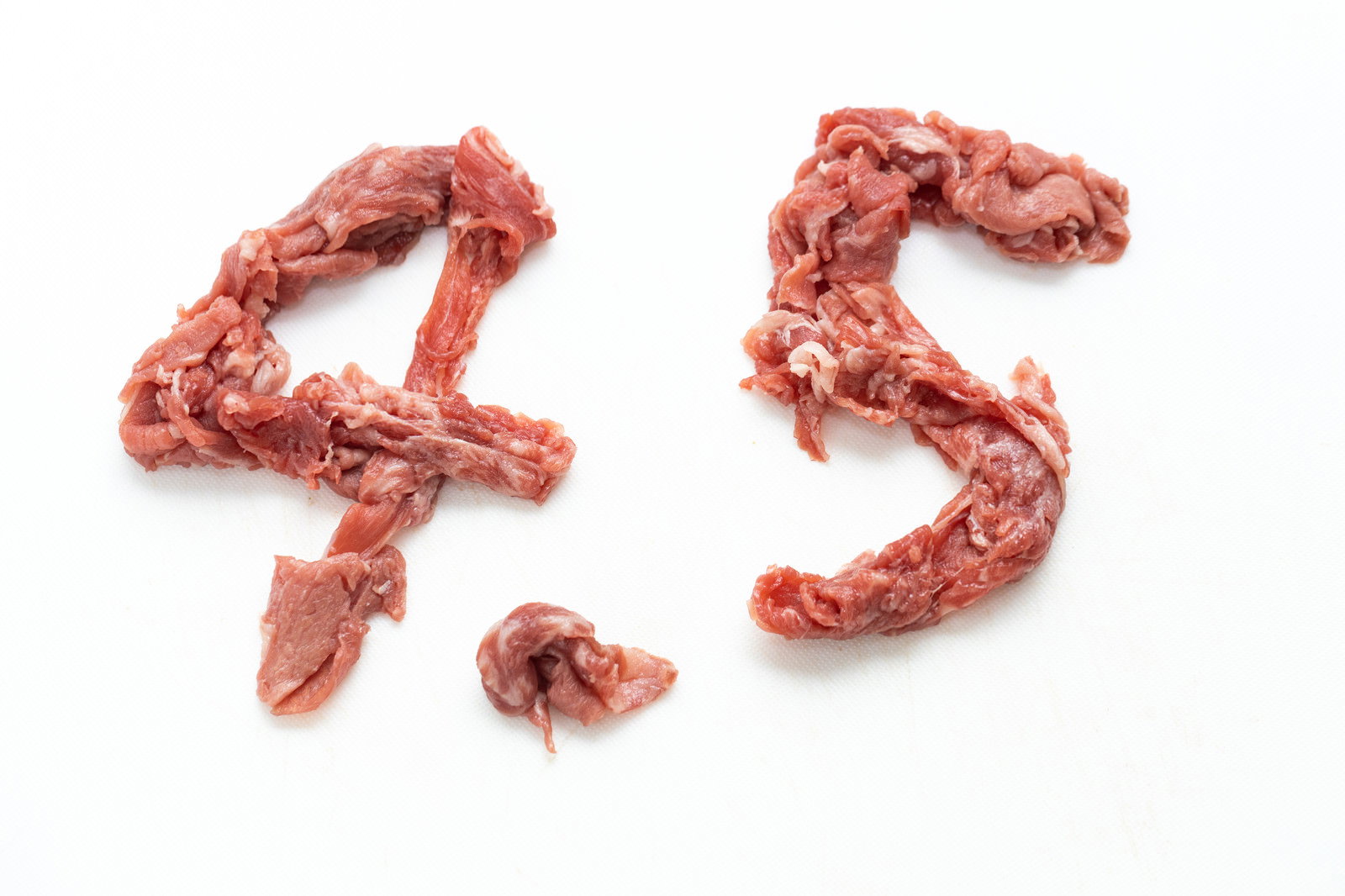 数字の4と5の形に配置された赤い生肉